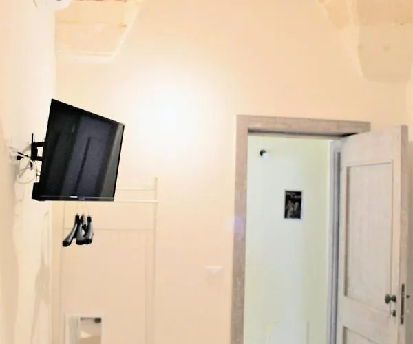 Dimora Vico Dei Nohi Bed & Breakfast 3*